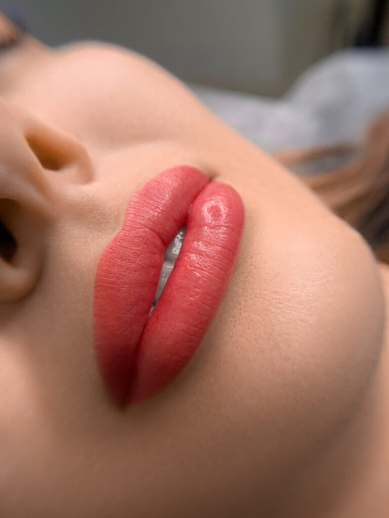 Перманентный макияж губ сразу после процедуры